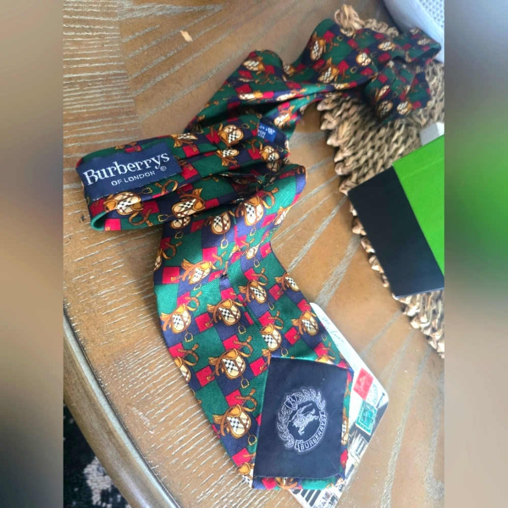 Classic Vintage Elegant Green and Red Patterned Men's Tie - Picture 17 of 17